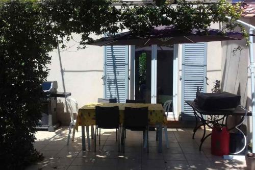 Bastide au pieds des alpilles St remy de Provence piscine partagée dans résidence