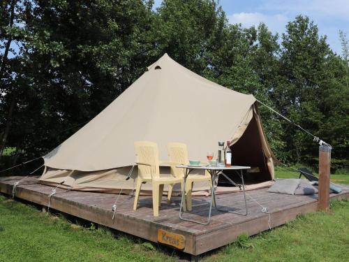  Beautiful safari tent in Twijzel with terrace, Pension in Twizel