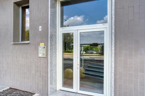 Entrance, GuestHost - Casa Graziella, bilocale a 5 minuti dal San Raffaele per 5 in Bande Nere