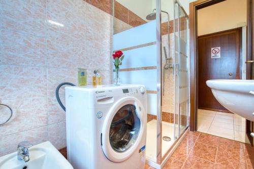 Bathroom, CaseOspitali - Casa Graziella a 5 min dal San Raffaele in Bande Nere