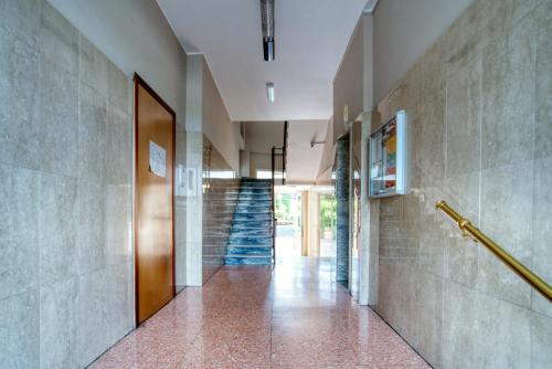 Entrance, GuestHost - Casa Graziella, bilocale a 5 minuti dal San Raffaele per 5 in Bande Nere