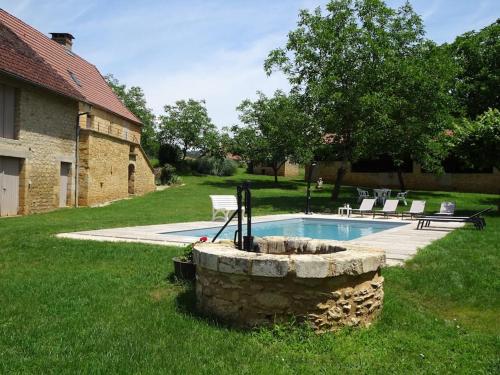 Domaine avec piscine à Milhac dans le Lot