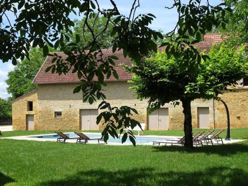 Domaine avec piscine à Milhac dans le Lot