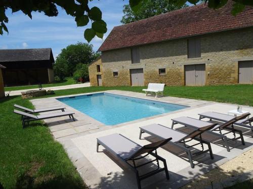 Domaine avec piscine à Milhac dans le Lot