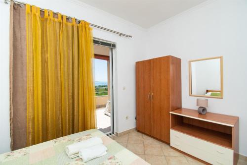 One-Bedroom Apartment image 7