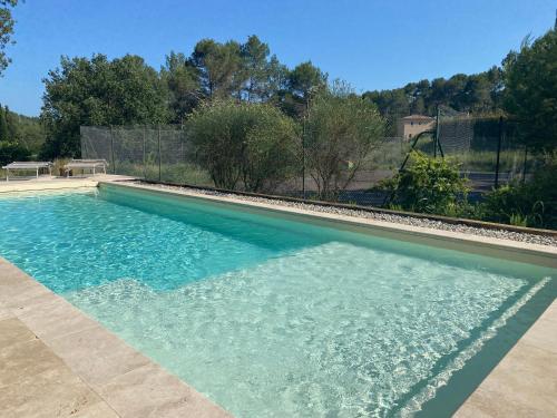 Mas provençal contemporain piscine et tennis