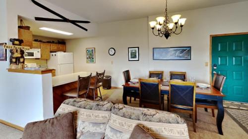 CC102 Buffalo Village in Silverthorne, USA