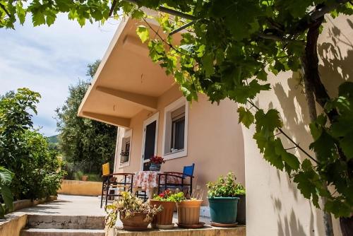  Flamiatos Garden Cottages in Pouláta