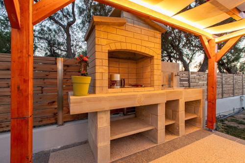 Niovi Seaside Suites near Camping Nopigia