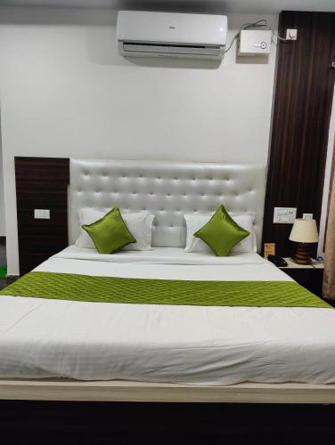 1 king bed, 2 sofa beds