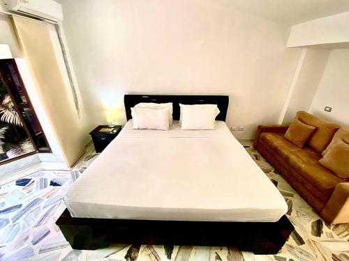 1 king bed, 1 sofa bed
