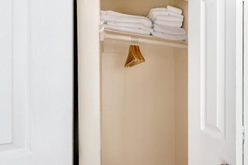 Dupont Circle 1BR w WD 2 blocks to Whole Foods WDC-62 in Washington, USA