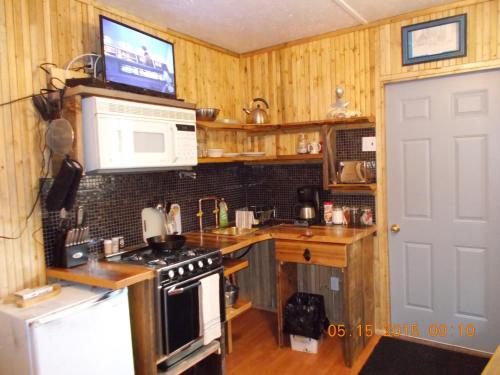 ห้องครัว, Bone Creek Wilderness Retreat in บลูริเวอร์ (BC)