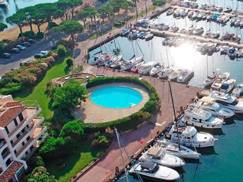 สระว่ายน้ำ, Marina Bella in โคโกลิน