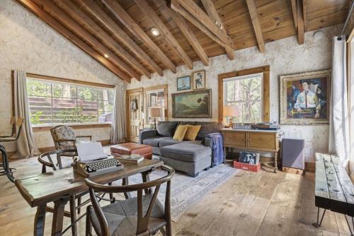 The Owl Pine Carriage House: in town, nature, creek in Fern Valley, USA