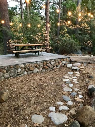 The Owl Pine Carriage House: in town, nature, creek in Fern Valley, USA
