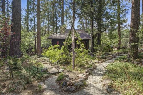 The Owl Pine Carriage House: in town, nature, creek in Fern Valley, USA