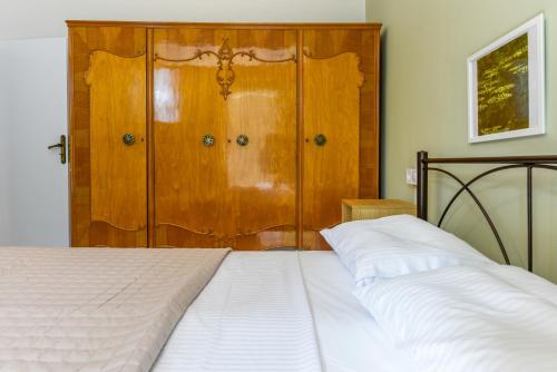 Coastal Getaway: Roomy Beachside Apartment!