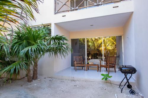 87965 Spacious and private retreat 1 block from the Ocean in Progreso East in Progreso, Mexico
