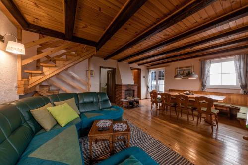 Cosy Hill Home Rucman With a Breathtaking View in โมซีเรีย