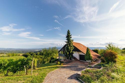Cosy Hill Home Rucman With a Breathtaking View in โมซีเรีย