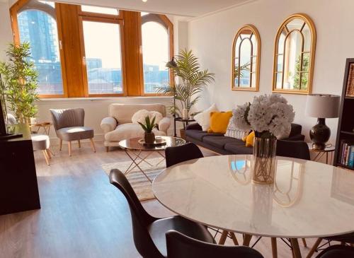 Spacious 2 Bedroom City pad in Old Street London, Londyn
