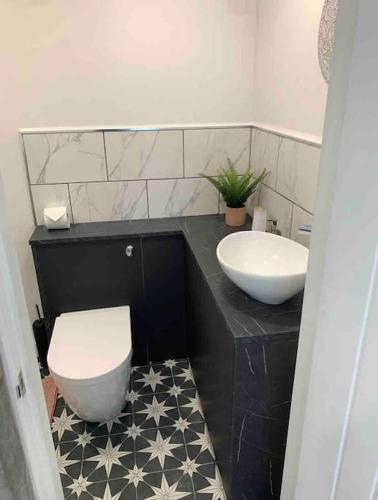 Lux Private Entrance 1 bed Studio - Free Parking - ideal for COOP Live, MCR City Centre, Salford Royal Hospital & Buile Hill Mansion wedding venue, Manchester (Foto 8)