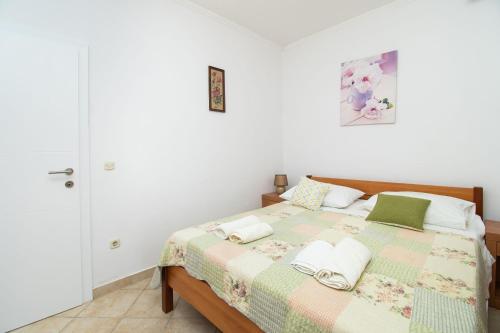 One-Bedroom Apartment image 8