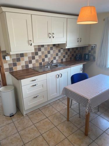 virtuve, JMD Lodge - Self Catering Property in the heart of The Burren between Ballyvaughan, Lisdoonvarna, Do in Kilfenora