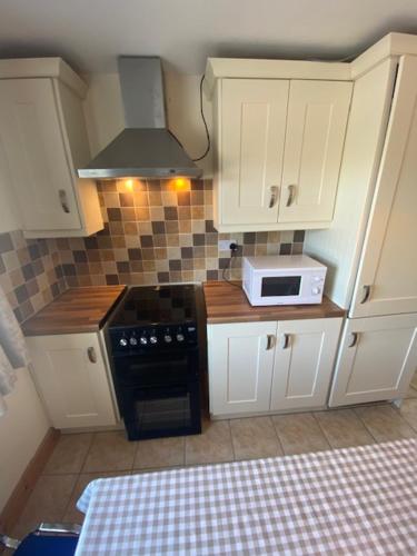 virtuve, JMD Lodge - Self Catering Property in the heart of The Burren between Ballyvaughan, Lisdoonvarna, Do in Kilfenora
