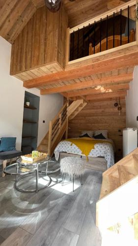 1 double bed, 1 twin bed