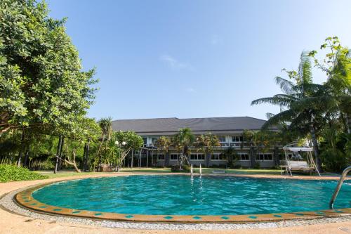 Swimming pool, The Space Airport Hotel Chiang Rai in Ban Du