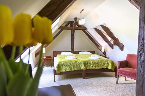 1 double bed, 2 twin beds