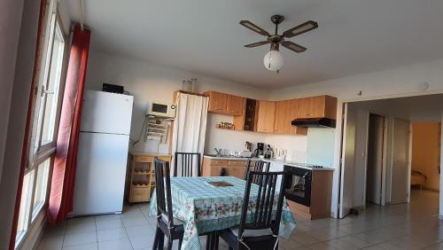 Kitchen, Montpellier: appart cozy et spacieux au centre near Ronde des Pains