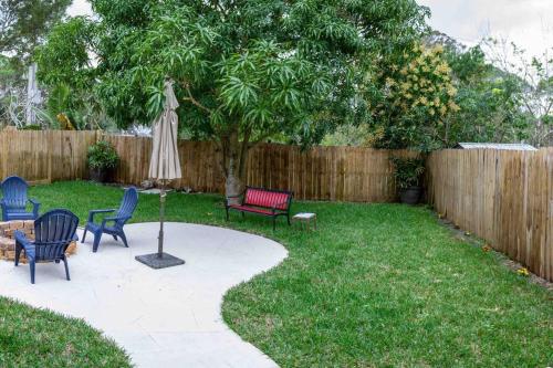 Charming townhome w/ private backyard & fire pit