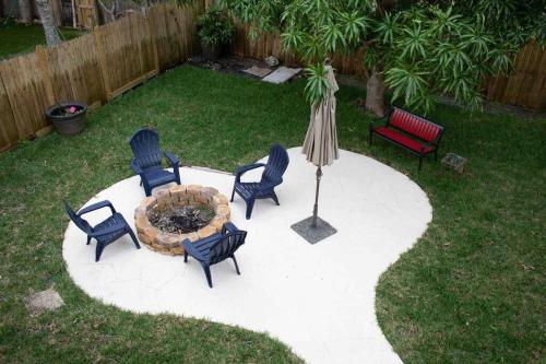 Charming townhome w/ private backyard & fire pit in Palm Beach Gardens, USA