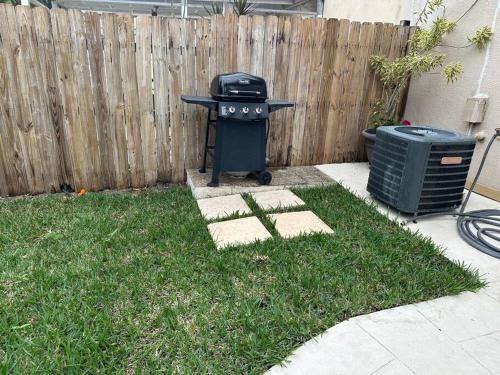 Charming townhome w/ private backyard & fire pit in Palm Beach Gardens, USA