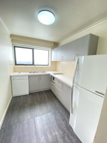 Kitchen, City Edge Serviced Apartments East Melbourne in East Melbourne