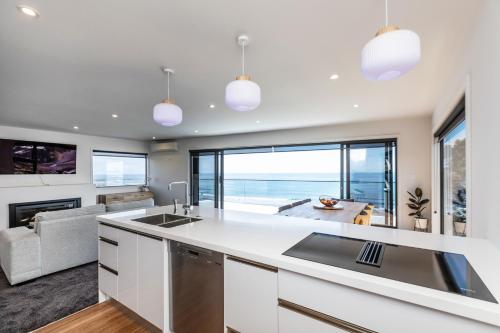 Kitchen, Oakura Beach Front Apartments in Oakura