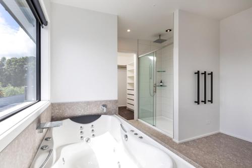 Shower, Oakura Beach Front Apartments in Oakura