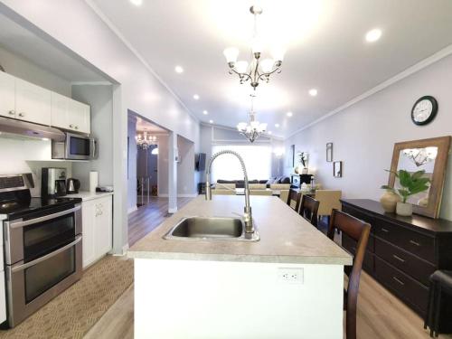 House with driveway parking,from Montreal DT 15min – khách sạn tại Brossard