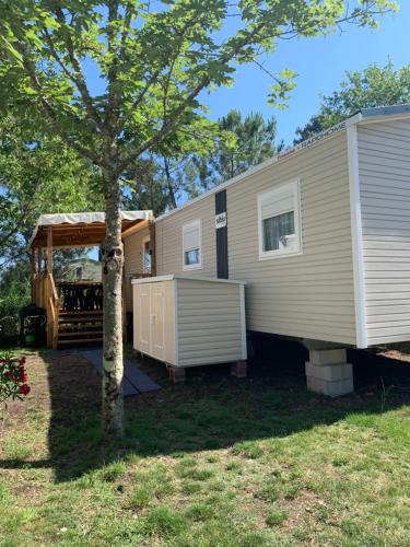 Envie d un break de paysages sauvages et de nature ce mobile home neuf tout confort climatise idealement situe au bord de l eau dans un camping 4 etoiles vous attend pour un week end quelques jours ou des vacances en famille