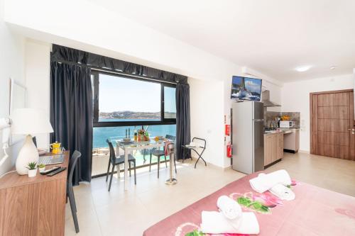 Islet Promenade Studio with spectacular seaviews by Getawaysmalta 5