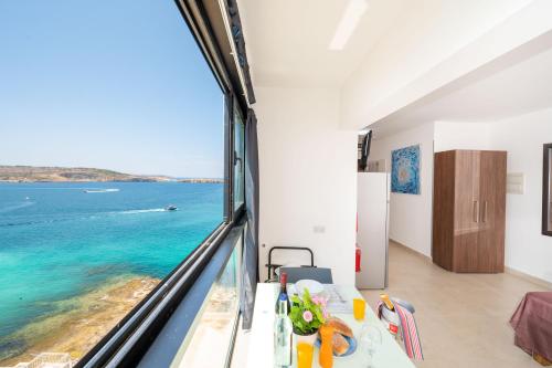 Islet Promenade Studio with spectacular seaviews by Getawaysmalta 2