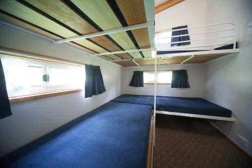1 queen bed, 4 bunk beds