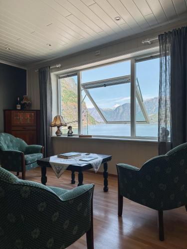 ห้องส่วนกลางสำหรับนั่งเล่น/ดูทีวี, Svingen Guesthouse - Panoramic Fjord Views in Flåm (Svingen Guesthouse - Panoramic Fjord Views in Flam) in ฟลาม
