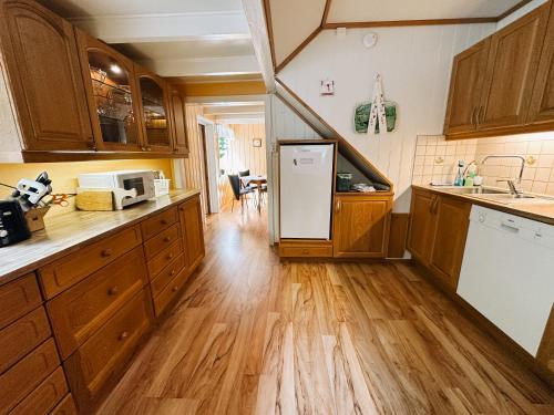 ห้องครัว, Svingen Guesthouse - Panoramic Fjord Views in Flåm (Svingen Guesthouse - Panoramic Fjord Views in Flam) in ฟลาม