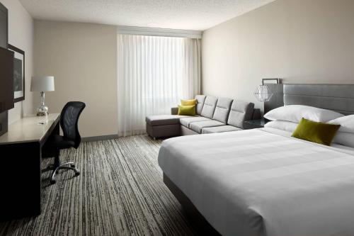 Newly Renovated, Guest room, 1 King, Sofa bed