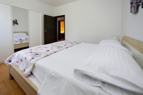 Three-Bedroom Apartment room in Apartment Sunny Terrace