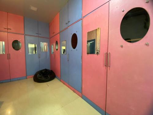 3RK Ac Apartment in Khar West near the station